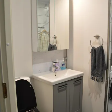 Alloggio in famiglia Entire Furnished 2-room With Free Parking, Near Big Shopping Malls